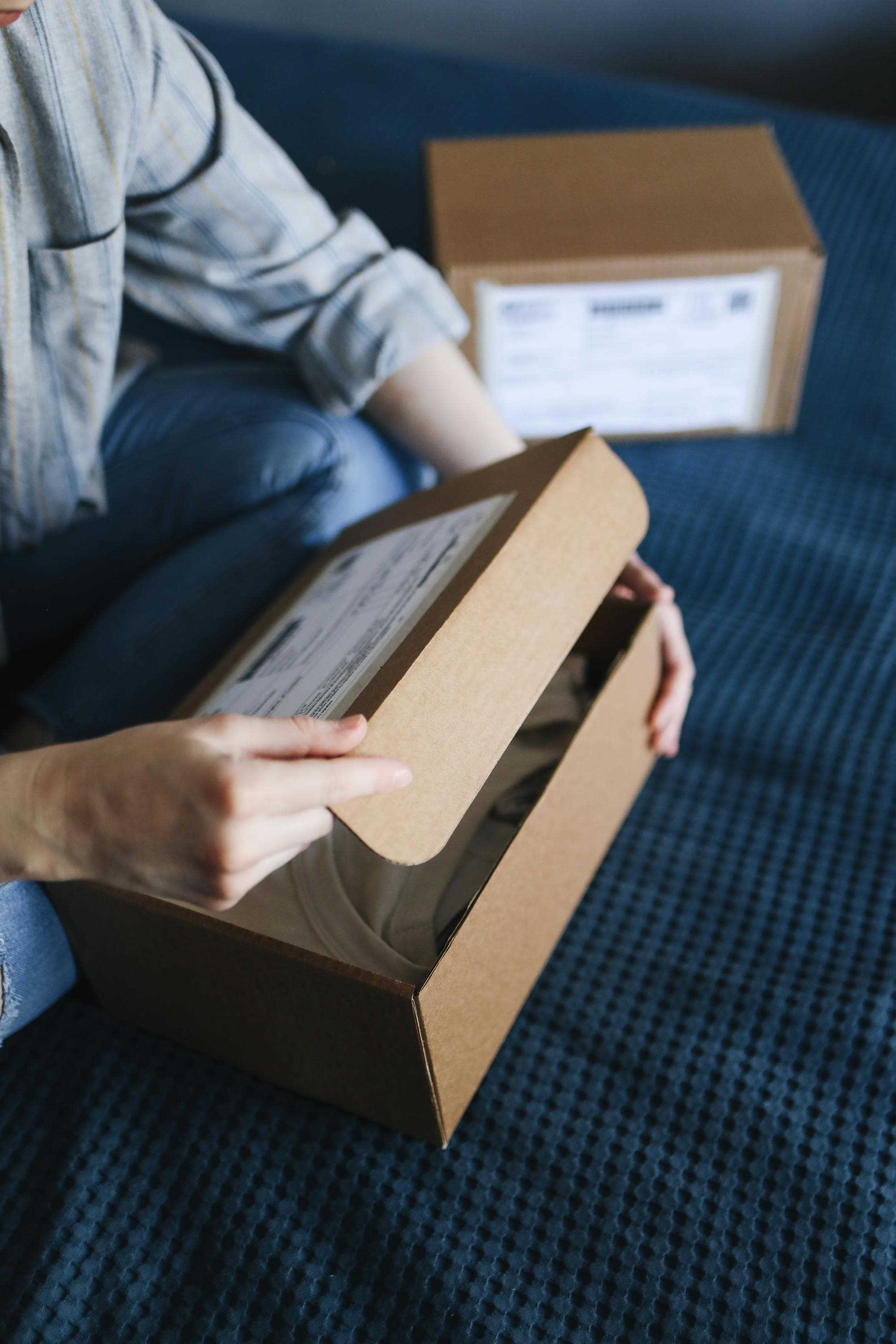 Closing a box with a shipping label