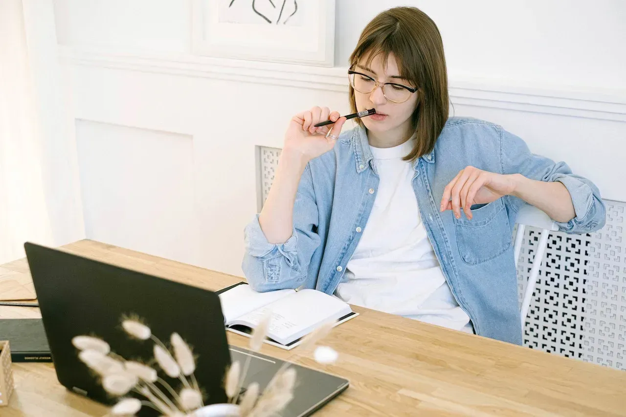 Woman in front of a computer